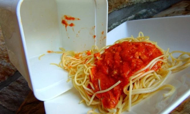 Φοιτητής πέθανε αφότου έφαγε μπαγιάτικα μακαρόνια: Δείτε τι του συνέβη – Τι να προσέχετε! (βίντεο)